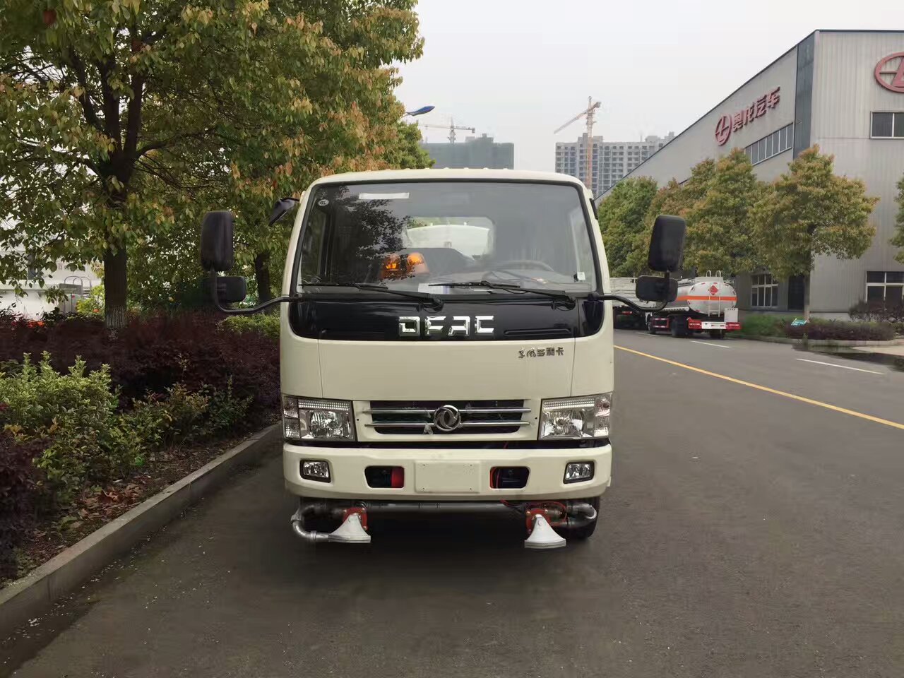 5噸灑水車(chē)前沖圖